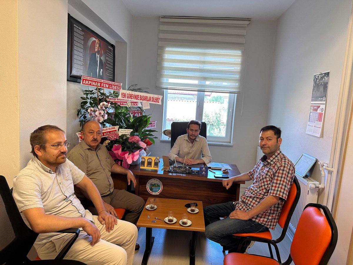 Ladik İlçe Millî Eğitim Şube Müdürlüğü görevine başlayan kıymetli Akpınarlı Hasan Tuzcu’ya hayırlı olsun ve başarı temennilerimizi iletmek üzere nezaket ziyaretinde bulunduk. Yeni görevinde muvaffakiyetler dileriz. 

 #HayırlıOlsun
#EğitimdeBirlik
#AkpınardanLadike
#Akpınar