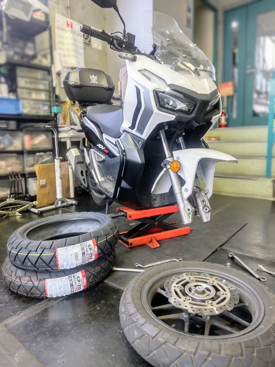 長距離ツーリングに出かけるそうで、メンテナンスをお願いされました🔧

エンジンオイルや定期交換部品等を交換
だいぶ減ってきた前後タイヤも交換しました🤗
#取手市 #バイク #オートバイ #スクーター #軽二輪 #ADV #HONDA  #ツーリング