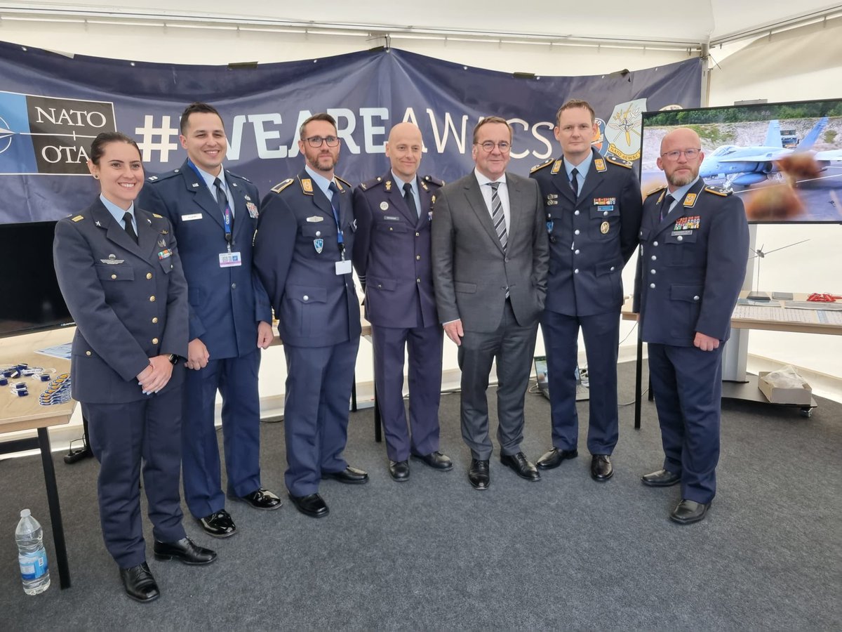 NATOAWACS's tweet image. 🇩🇪 7️⃣0️⃣ 🎉 Our international team represented #NATOAWACS at the German Ministry of Defence in Berlin for the celebration of Germany joining @NATO 70 years ago. Our members welcomed guests from politics, academia and allied forces and were proud to share the NATO AWACS story.