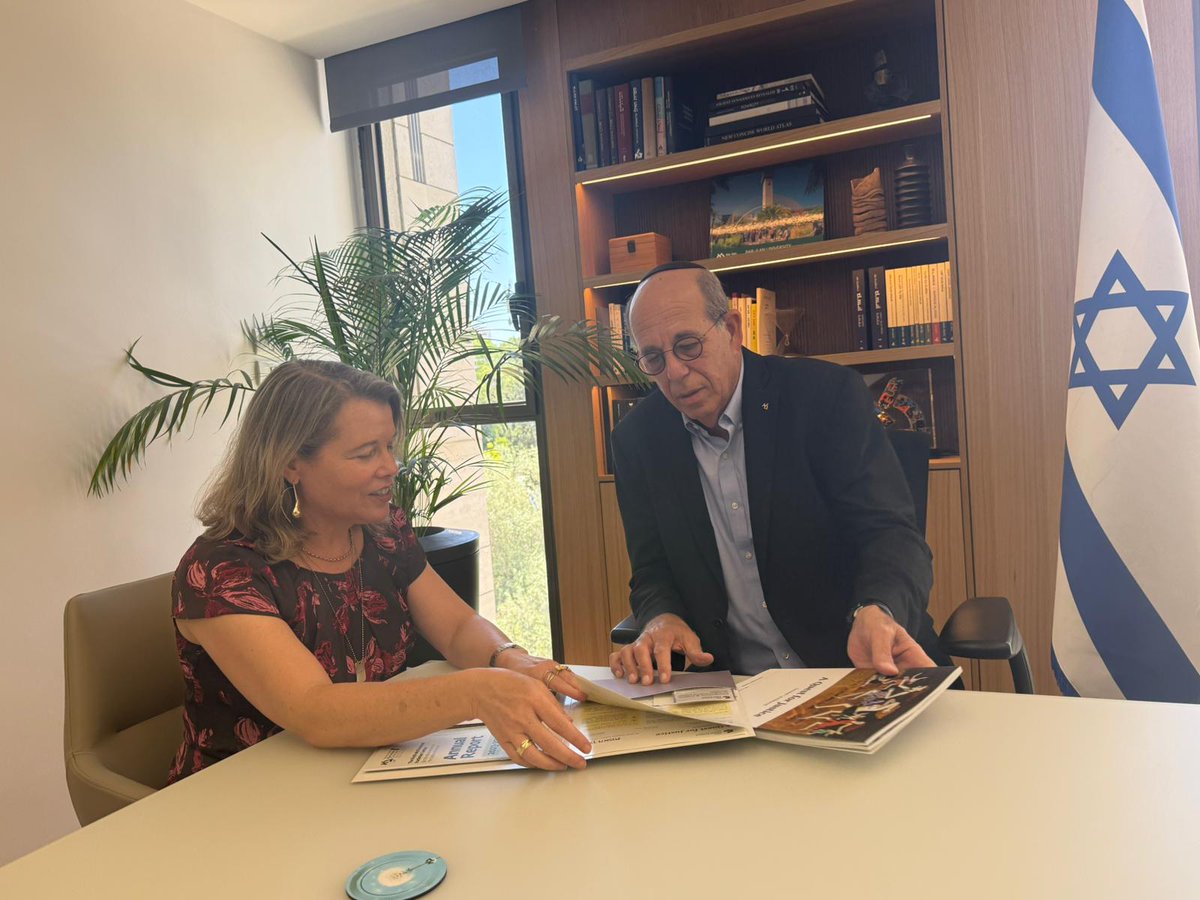 הספר של פרויקט דינה הפועל בחסות מרכז רקמן  פורסם השבוע ועורר שיחה ברחבי העולם.
פרופ' רות הלפרין-קדרי הציגה השבוע את ממצאי המחקר בפני נשיא האוניברסיטה פרופ' אריה צבן. המחקר חושף דפוסים עקביים של תקיפות מיניות שיטתיות שבוצעו על ידי מחבלי חמאס ומציג לראשונה ניתוח משפטי ומפת דרכים