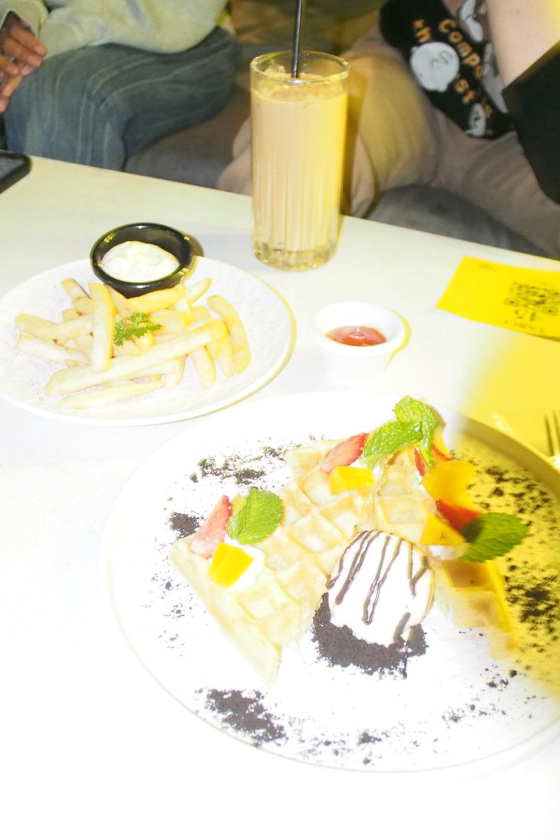 takara_yume's tweet image. Waffle + fries + latte = instant serotonin 😤✨
Who wants to share this with me? 👉👈
#artmoots #moots