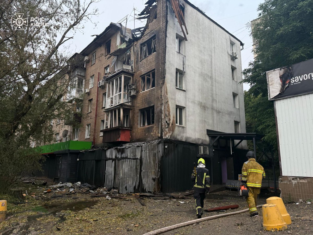 شنت روسيا هجومًا واسع النطاق على كييف خلال الليل، مما أسفر عن مقتل امرأتين - عريفة شرطة تبلغ من العمر 22 عامًا من شرطة مترو، والساكنة المحلية تبلغ من العمر 68 عامًا. وأصيب ستة عشر شخصًا، نقل الأطباء عشرة منهم إلى المستشفى.