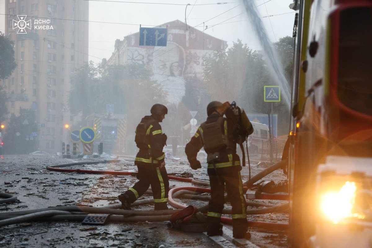 تكثف روسيا إرهابها بهجمات الطائرات المسيرة والصواريخ المستمرة. من الضروري تسريع العقوبات وممارسة المزيد من الضغط حتى تشعر موسكو بعواقب عدوانها. ستواصل أوكرانيا العمل مع حلفائها لتأمين المزيد من أنظمة الدفاع الجوي والصواريخ الاعتراضية.