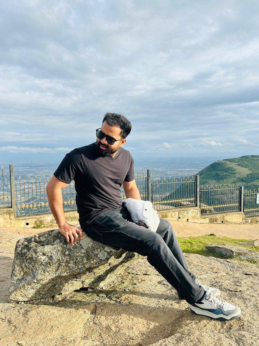 naqueeb_raza's tweet photo. Ditch the chaos. Find peace in the hills. 

 🌄 

#HillVibesOnly #NandiHills https://t.co/ctDKF6lEhT