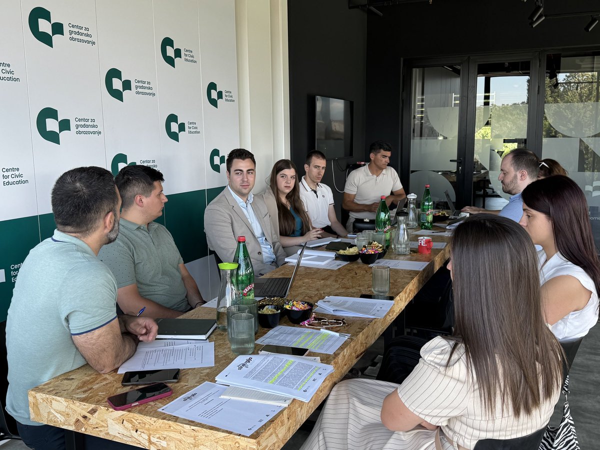 🤝 Danas smo u #CGO razgovarali sa predstavnicima #OCD, čiji su projekti podržani u okviru našeg programa #SINERGIJA, o dinamici realizacije njihovih aktivnosti, izazovima sa kojima se suočavaju, kao i već naučenim lekcijama i mogućnostima umrežavanja.
 
👥 Sa nama su bili:
🔹