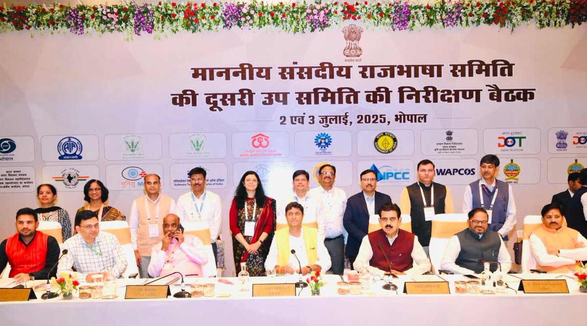 संसदीय राजभाषा समिति की दूसरी उपसमिति के माननीय सदस्यों ने रेलटेल भोपाल कार्यालय का दिनांक 03 जुलाई 2025 को निरीक्षण किया। इस अवसर पर रेलटेल में हिंदी में किए जा रहे कार्यों की प्रदर्शनी भी लगाई गई। निरीक्षण बैठक में माननीय सदस्यों द्वारा  रेलटेल में हिंदी में किए जा रहे कार्यों