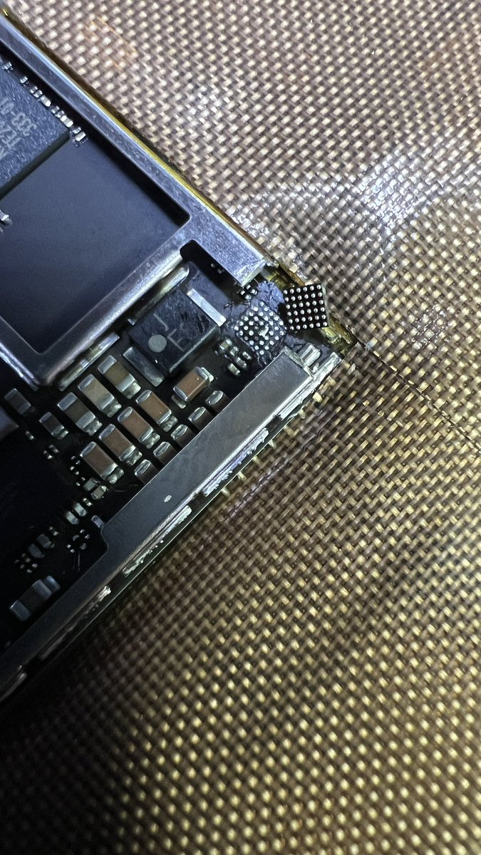 Iphone_motonis's tweet photo. #iPad8
修理の一コマ
機種　iPad 8 
症状　起動不可
依頼内容　データ復旧+使用できる様に
修理内容　ICチップ交換
結果　データ復旧成功

iPad 8の起動不可案件のご依頼です！
iPad 8も結構基板故障直している印象です😱

あまり偏りは、感じられず、至るところまんべんなく壊れる印象。

今回は、充電系統のIC。
昔からあるあるの故障です！

変なアクセサリーを指したり、安い充電アダプターは危険です🧐

データ必要な方は、ご相談下さい👍

#モトニス
#iPad修理　#iPad充電出来ない　#iPad起動しない　#iPadデータ復旧　#iPad基板修理