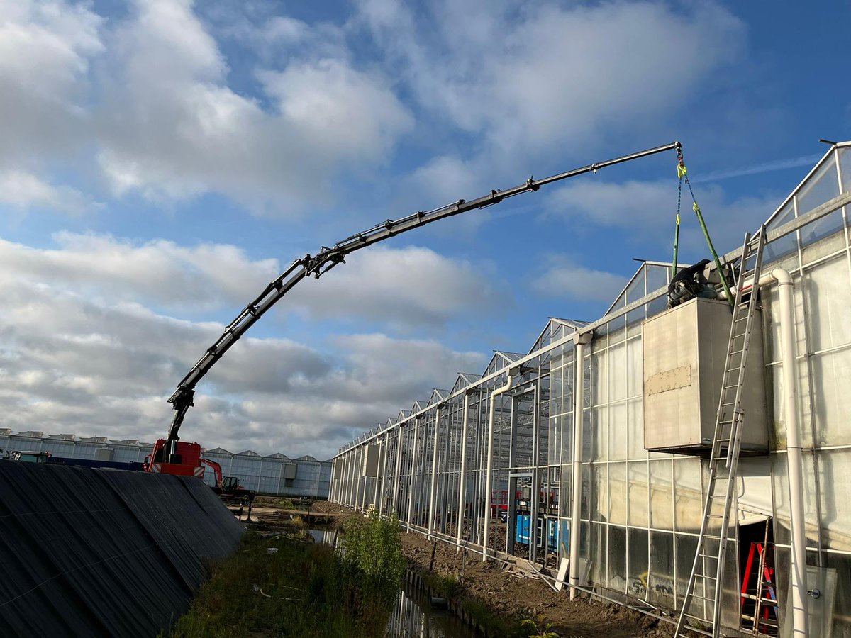 Een paar weken geleden hebben we voor de uitbreiding van <a href="/arcadiachrysant/">Arcadia Chrysanten</a>  4 nieuwe luchtbehandelingskasten geplaatst en hebben we 2 LBK's uit 2014 een tralie opgeschoven voor de juiste verdeling. De kas met LBK's uit 2018 en 2021 op de achtergrond maken het plaatje compleet.