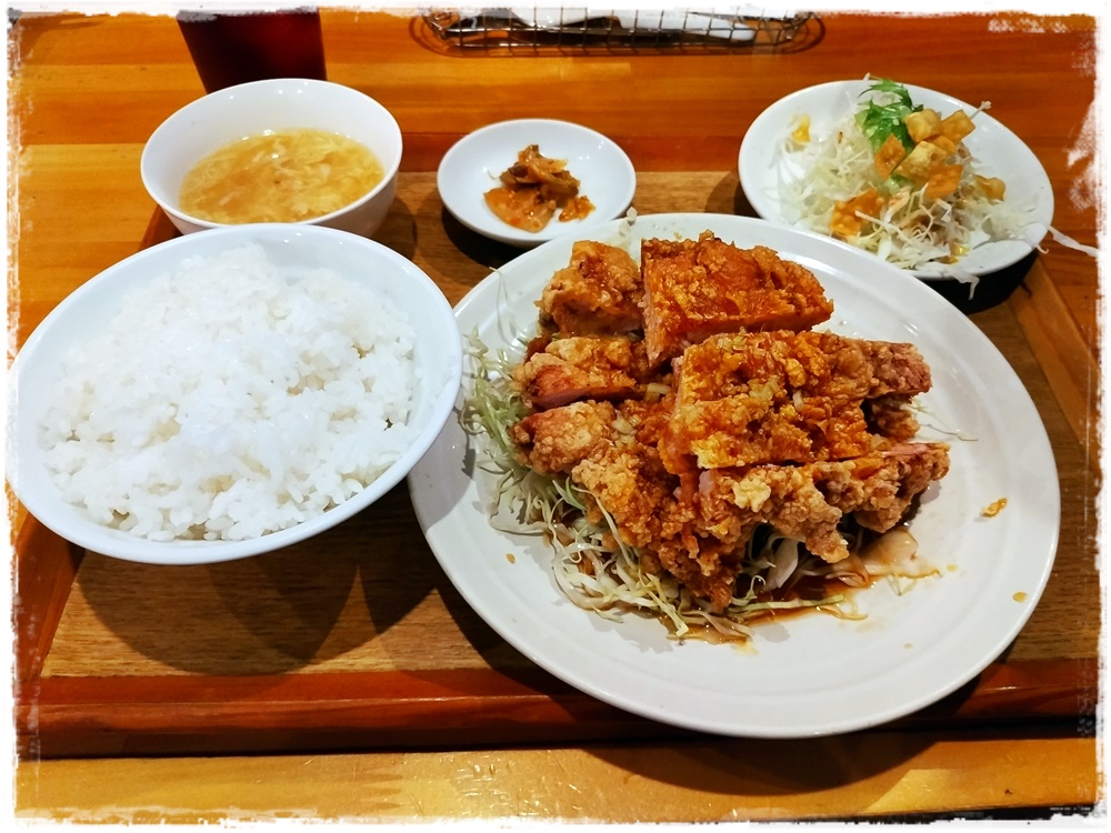 今日のランチ
#蒲生中華信 さん
油淋鶏定食^3.5^👀
夜勤明け休日ランチは町中華Day♪初訪問～❣蒲生中華 信さん油淋鶏定食おば🤗カラッと揚がった鶏がド～ンとボリュームありんすな😋こりゃご飯が進みますな(*^ーﾟ)bうんま♪エビマヨや麻婆豆腐も気になるね再訪ありゴチ
#中華料理