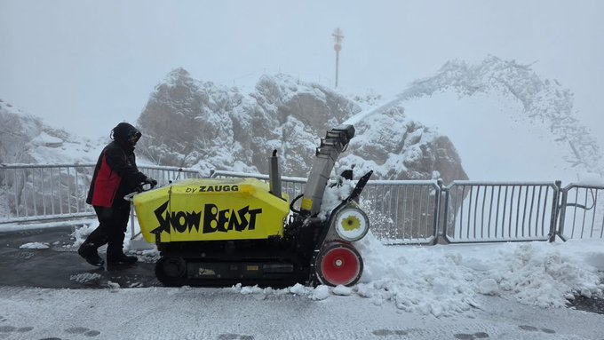 SinghNarendra87's tweet photo. 🚨⚡️❄️ Unusual mid-summer snowfall blankets Germany’s Zugspitze mountain with over 10 cm of snow and temps plunging to -4°C.
Snowplows deployed as winter returns in July! 🏔️🇩🇪
#Zugspitze #GermanyWeather #SummerSnow https://t.co/xonJrEpHl0