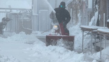 SinghNarendra87's tweet photo. 🚨⚡️❄️ Unusual mid-summer snowfall blankets Germany’s Zugspitze mountain with over 10 cm of snow and temps plunging to -4°C.
Snowplows deployed as winter returns in July! 🏔️🇩🇪
#Zugspitze #GermanyWeather #SummerSnow https://t.co/xonJrEpHl0