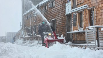 SinghNarendra87's tweet photo. 🚨⚡️❄️ Unusual mid-summer snowfall blankets Germany’s Zugspitze mountain with over 10 cm of snow and temps plunging to -4°C.
Snowplows deployed as winter returns in July! 🏔️🇩🇪
#Zugspitze #GermanyWeather #SummerSnow https://t.co/xonJrEpHl0