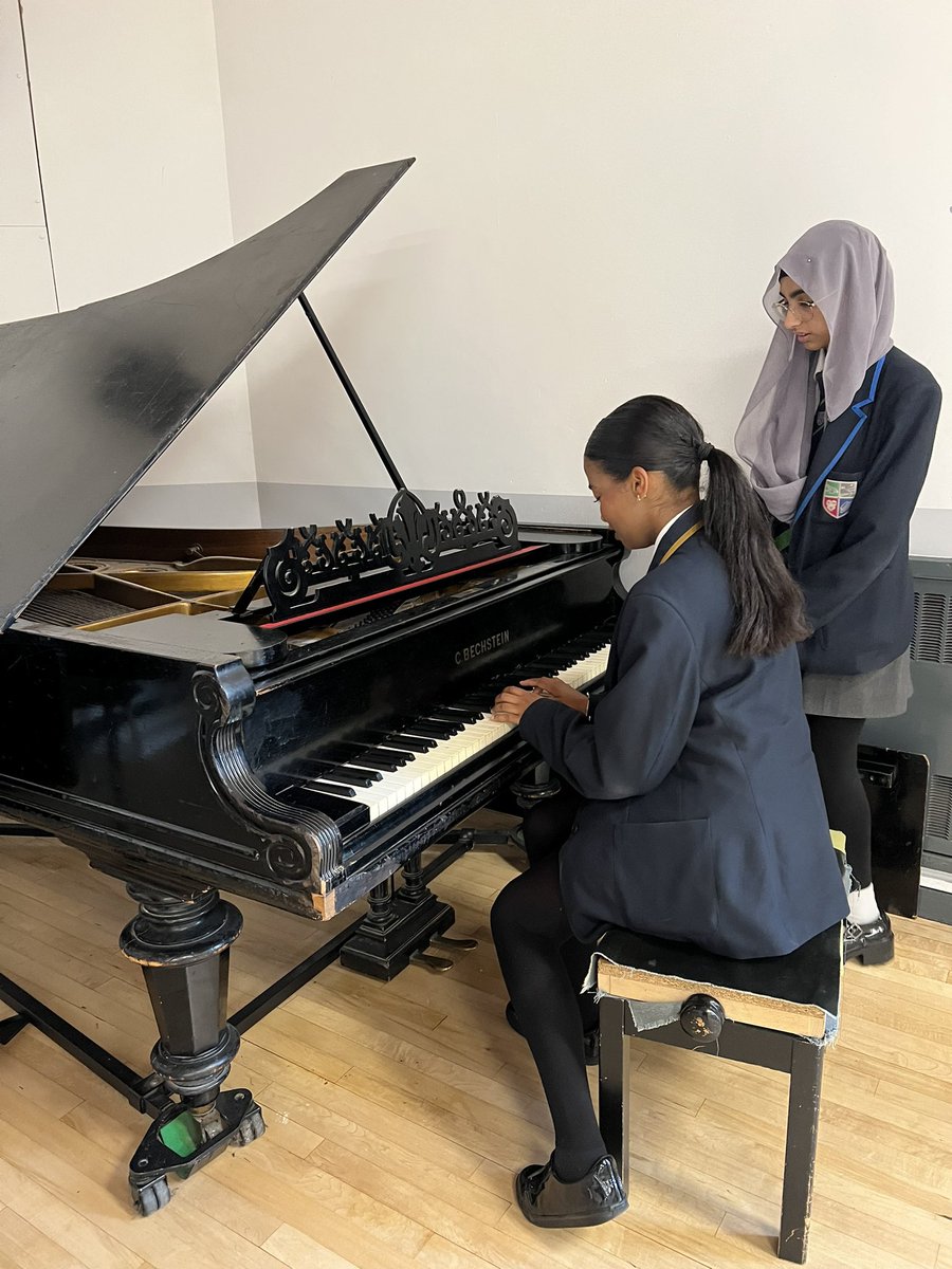 ChilternMMA's tweet image. This week, our Year 10 More Able students had a brilliant opportunity to explore post-16 options at @Cedars_Upper . They were particularly inspired by lessons in Criminology, Fashion, and Economics — a fantastic insight into future pathways! 🚏👏🏼

Thank you @Umara1Qureshi !