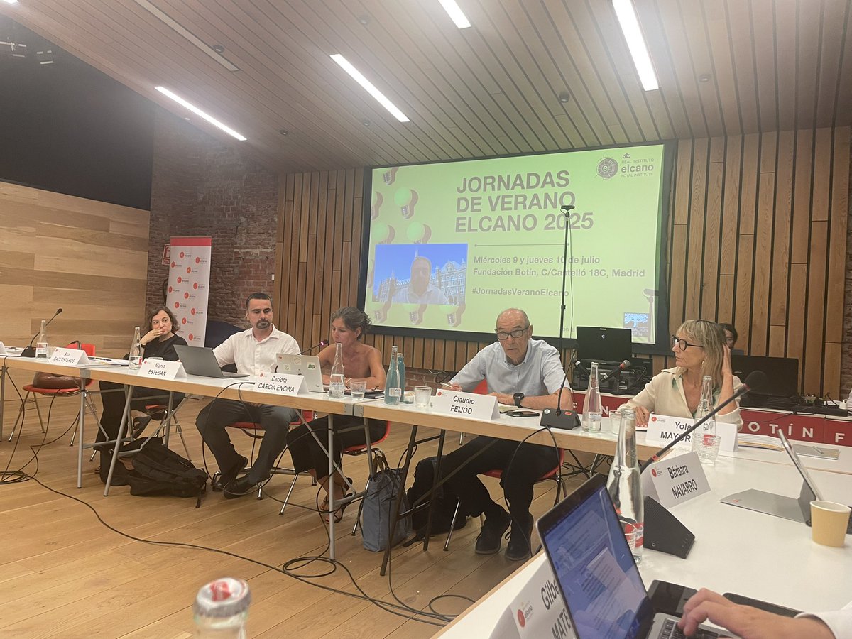 Lara Lázaro Touza (@lazarotouza) on Twitter photo Panel V: Hegemonía quebrada: la rivalidad entre EEUU, China y el re posicionamiento de la UE en las #JornadasVeranoElcano con <a href="/EncinaCharlie/">Charlie G. Encina</a> <a href="/wizma9/">Mario Esteban</a> <a href="/Steinbergf/">Federico Steinberg</a> Claudio Feijóo <a href="/La_UPM/">Universidad Politécnica de Madrid</a> Panel V: Hegemonía quebrada: la rivalidad entre EEUU, China y el re posicionamiento de la UE en las #JornadasVeranoElcano con <a href="/EncinaCharlie/">Charlie G. Encina</a> <a href="/wizma9/">Mario Esteban</a> <a href="/Steinbergf/">Federico Steinberg</a> Claudio Feijóo <a href="/La_UPM/">Universidad Politécnica de Madrid</a>