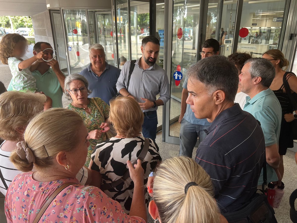 PSOEaytoMalaga's tweet photo. 📡 Los concejales socialistas @MarianoRuizA, @salvadorchurri y @sanchezarandamc han apoyado la concentración de los vecinos/as de #Soliva en la puerta de Urbanismo en contra de la colocación de una antena junto a sus casas.
Más info en @opiniondemalaga 👇🏼
https://t.co/44TP9HSGhU https://t.co/yDSyGi8Yme