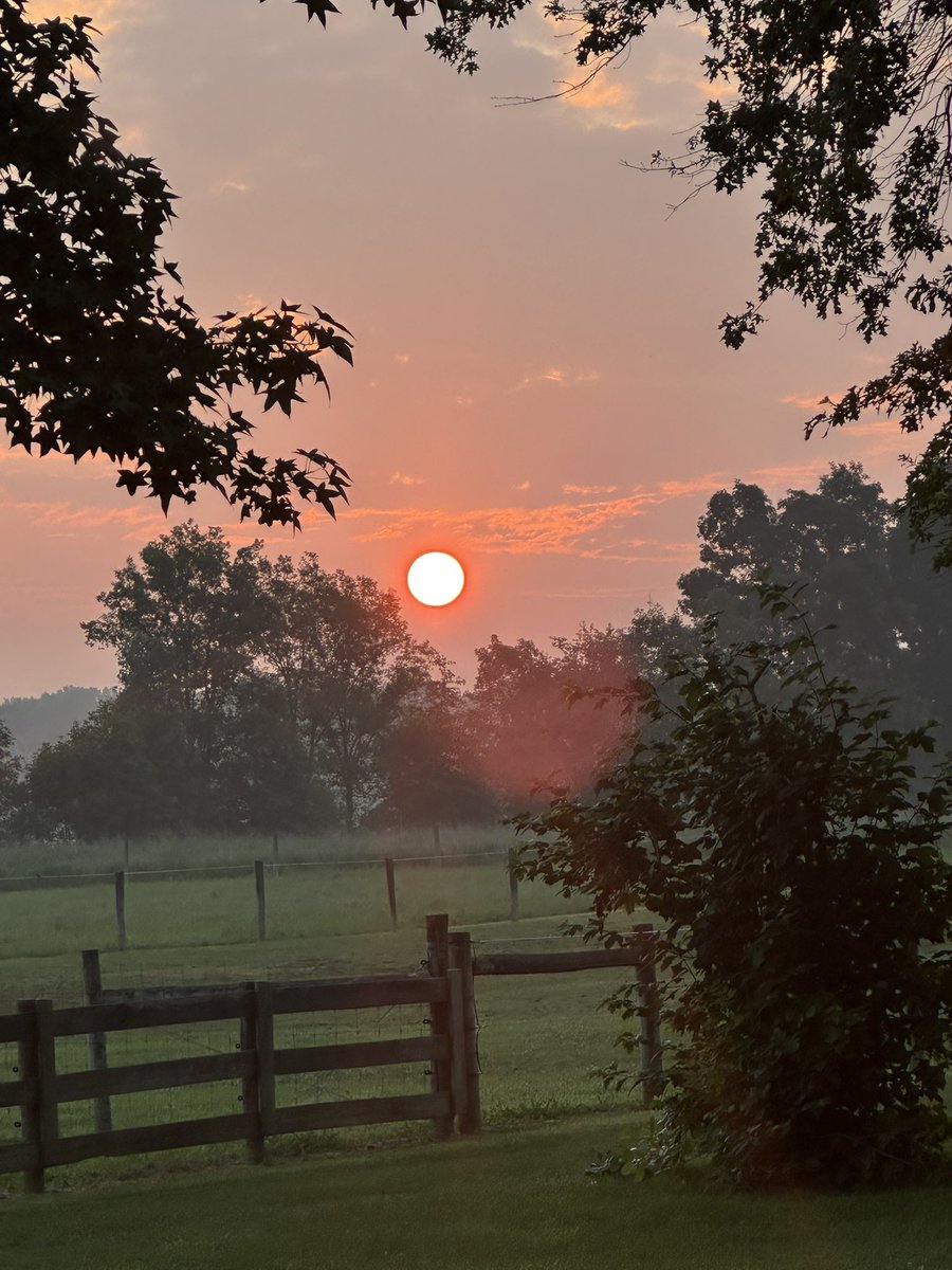 Beautiful sunrise over the farm this morning <a href="/AndrewWSYX6/">Andrew Buck Michael</a> #sunrise #ohiofarm