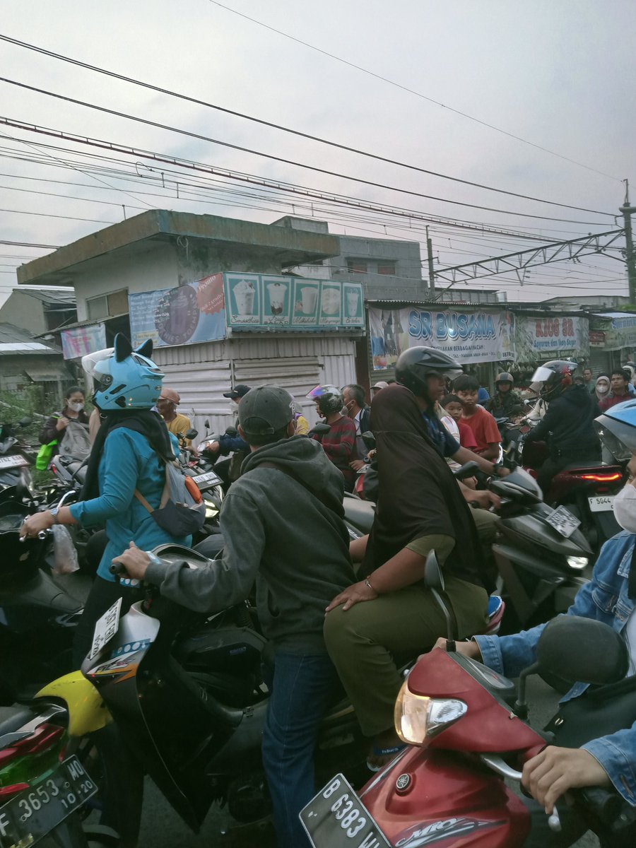 Alhamdulilah karena eskalator rusak jadi lewat sini dan ngalamin ini lagi 

makasih yaa <a href="/CommuterLine/">KAI Commuter</a>