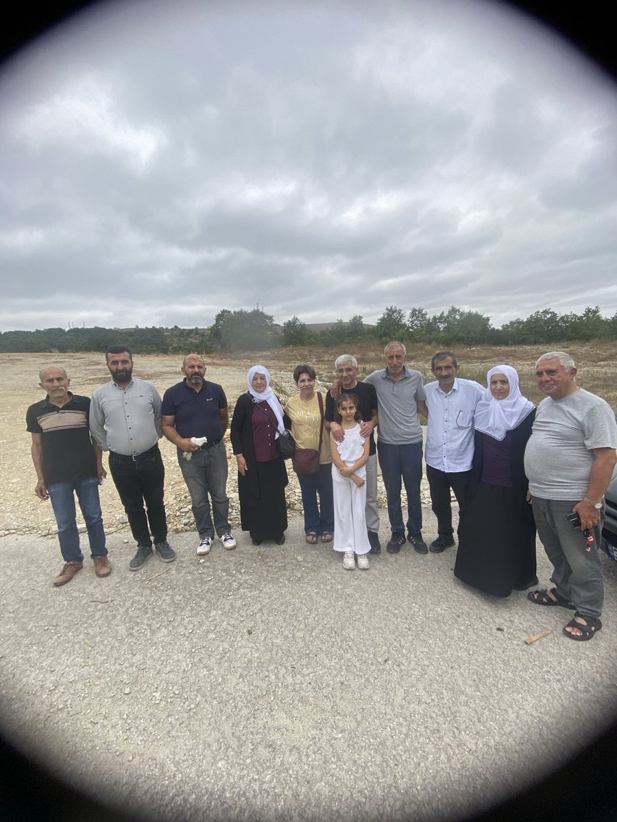 Matuhay_der's tweet photo. 30 yıldır cezaevinde olan Hamza Yünaçti  kandıra cezaevinde tahliye oldu darısı tüm siyasi tutsaklara. Yünaçti arkadaşı MATUHAYDER Eşbaşkanları ve yönetimi Sultanbeyli-Sancaktepe DEM parti yöneti ileyakınları karşıladı. https://t.co/UqnSFmvsHV