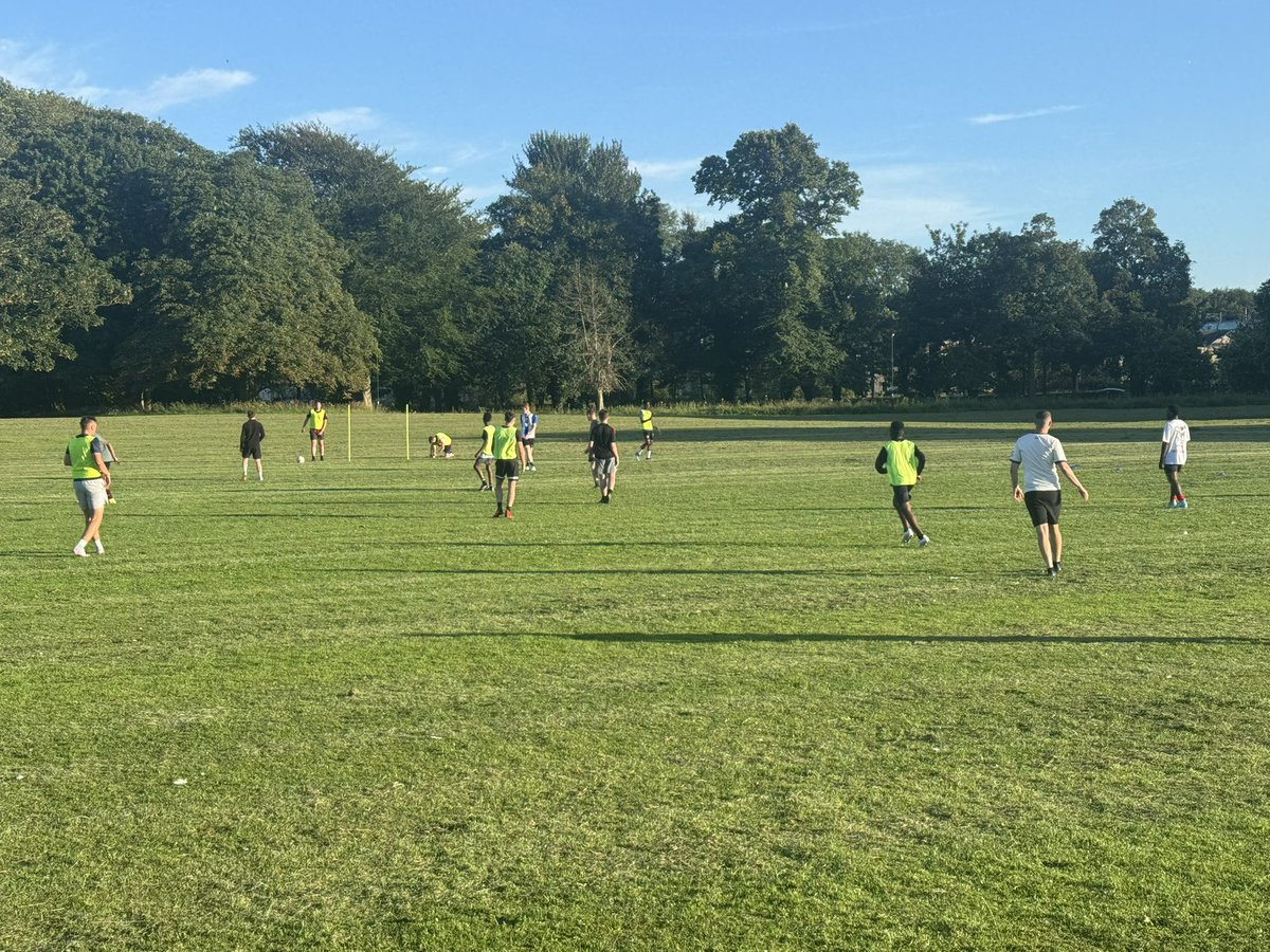 ℙ𝕣𝕖-𝕊𝕖𝕒𝕤𝕠𝕟 𝕋𝕣𝕒𝕚𝕟𝕚𝕟𝕘 🧡

Another good turn out and another great effort by the lads last night!

If you’re interested in coming down and joining then please message us. New players always welcome! 16+.

#forzamillhead 🧡