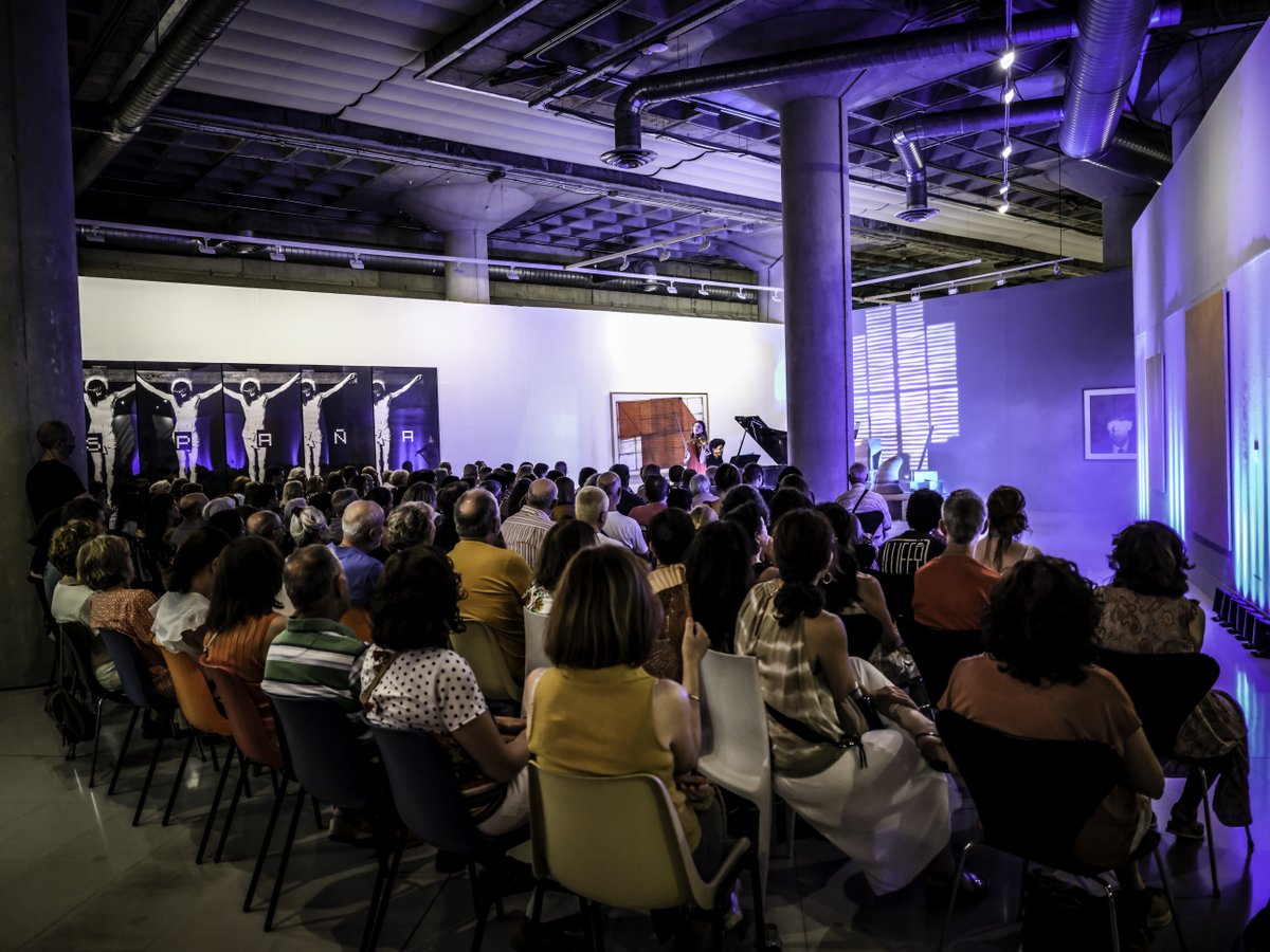 El concierto “Kongorld y Joyas del Cine” en el <a href="/museomeiac/">MEIAC</a> fue pura magia 🎻🎶✨

Con un aforo nuevamente sobrepasado, el público se emocionó con la interpretación de las bandas sonoras más bellas del cine por Heidi Hatch y Daahoud Salim.

#31FIC #musicadecine #bso #cine #badajoz