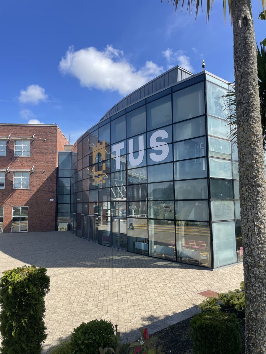 TUS_LibraryMW's tweet image. Beautiful blue skies in Limerick today.☀
#tuslibraries Clonmel, Thurles, Moylish and LSAD are open 9am-5pm Monday-Friday so feel free to stop by and borrow a book to read in the sun! 😎🏖📖
#openinghours