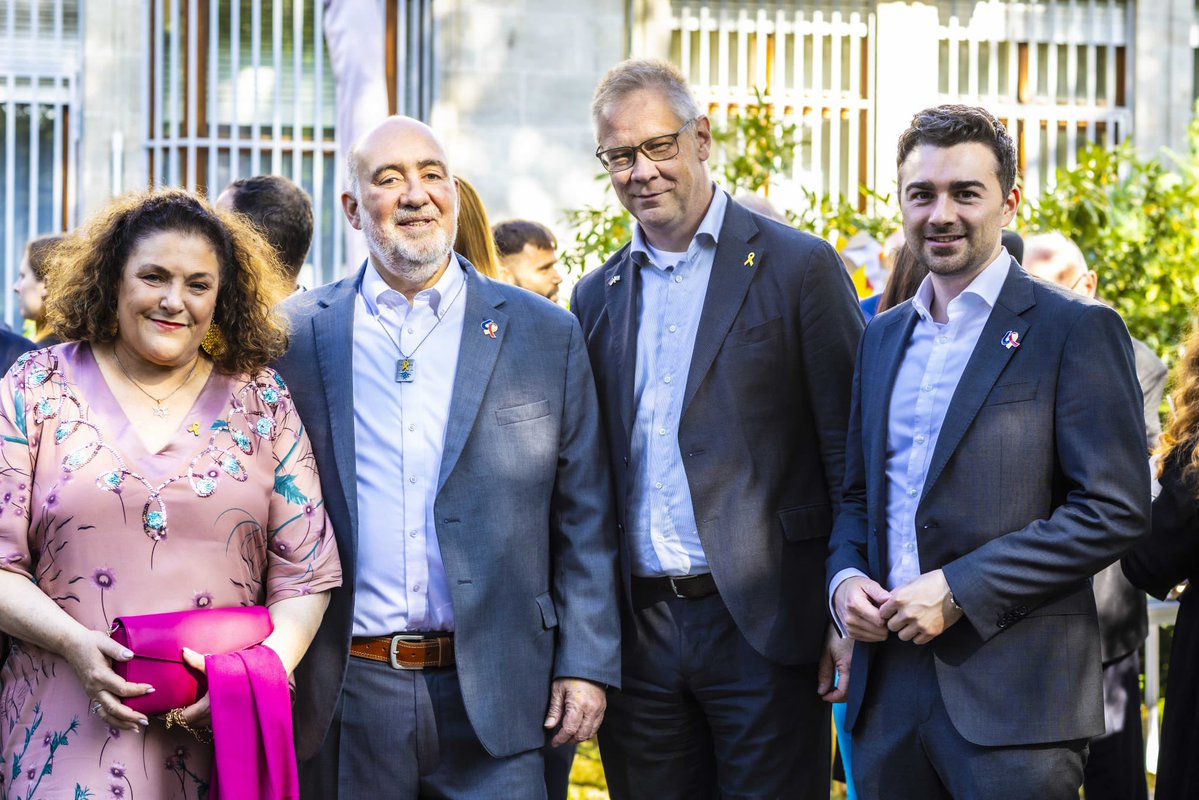 BuettnerAndreas's tweet image. Noch eine Impression vom Sommerabend @IsraelinGermany
Mit Botschafter @Ron_Prosor , dem Generalsekretär der @cduhessen @leopold_born und der wunderbaren @SimoneHofmann4
Foto: Ruthe Zuntz