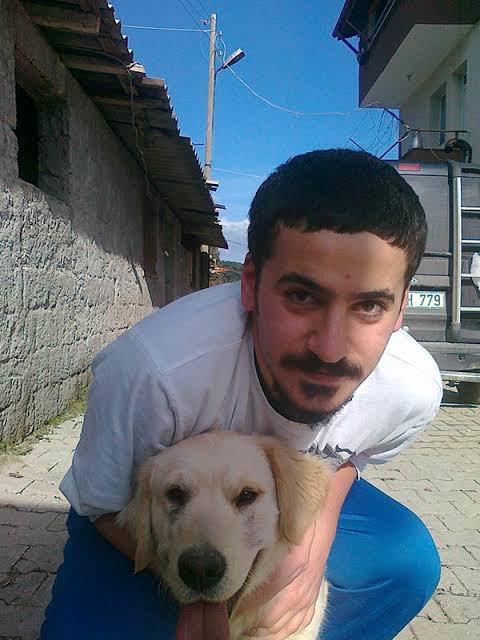 Vefat ettiğinde abimdin, şimdi kardeşimsin. Vurmayın, öldüm demene rağmen vuranları da seni eve yollayan doktoru da unutmadık.