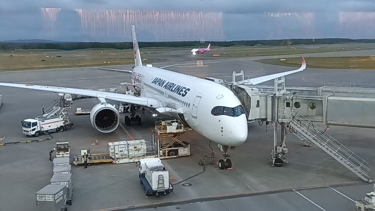 masu1017's tweet image. 昨日夜、札幌入り。本日は札幌界隈をウロウロ。JAL524便(新千歳発19時10分)で帰京しようとしたら、東京の大雨で出発が1時間遅れ。はてさて今日中に帰ることができるか。