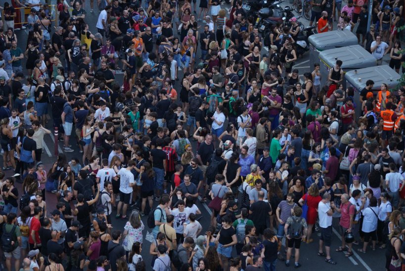 Encara estem emocionades. Veure tanta gent al carrer, mirant-se als ulls, cuidant-se, fent pinya... ens va donar força en un moment molt dur. Us ho volem dir clar: gràcies. Gràcies per ser-hi, per fer barri, per no girar la cara.