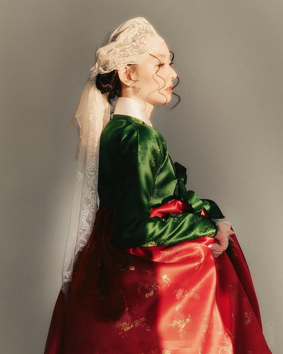 초록 저고리와 붉은 치마.

오백 년을 건너온 지금 이 순간, 신부의 전통을 입어봅니다. 전통 그대로의 색 안에서 새로운 나를 담은 신부한복!