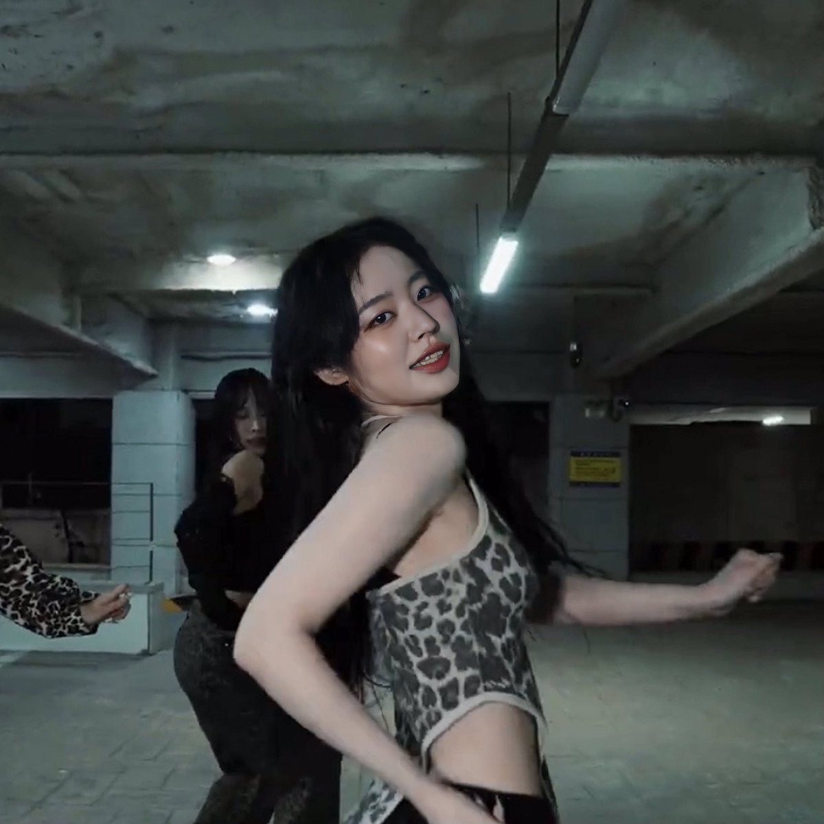 yubniyubin's tweet photo. dirty work? no, she just did her work bruh 🖤🐈

#artbeat #ohyubin #ab_yubin https://t.co/rQSfDqu8Kz