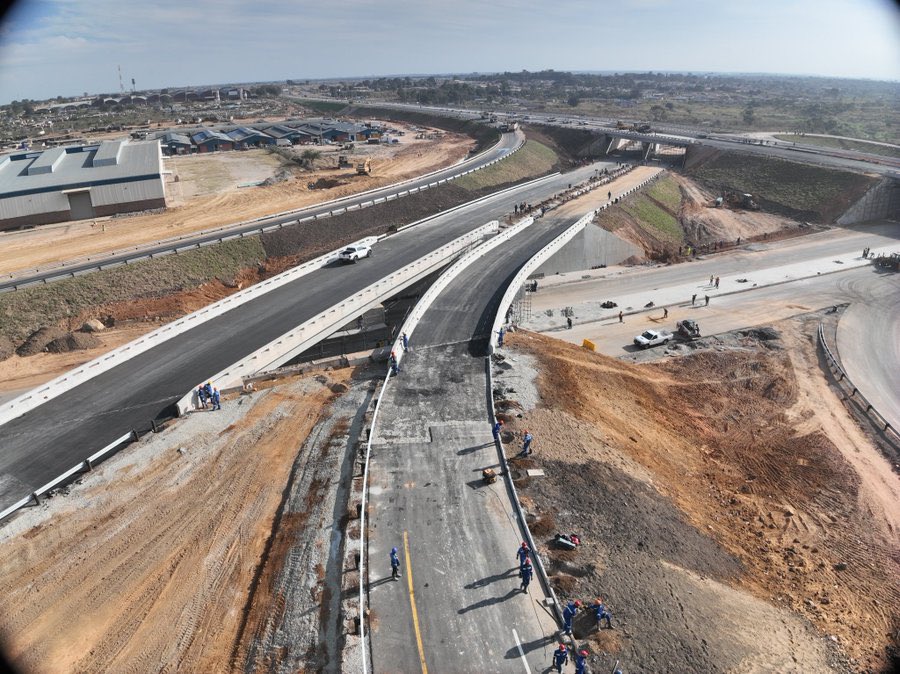DicksonChikwiz3's tweet photo. Zimbabwe's Finance Minister Mthuli Ncube told the nation today in Parliament that Trabablas Roundabout on the left cost US$114 million, not US$88 million?
On the right is the South African Interchange (Umgeni), which costs US$27.6 million. 
Compare the difference!
#ZanuPfMustGo https://t.co/iwy4WrgwrE