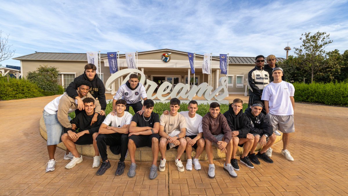 Durante la visita del <a href="/FCBarcelona/">FC Barcelona</a> a PortAventura World, los jugadores del primer equipo visitaron PortAventura Dreams Village de Fundación PortAventura. 🎢

Un espacio único donde niños y niñas que están en proceso de tratamiento y recuperación de enfermedades graves pueden