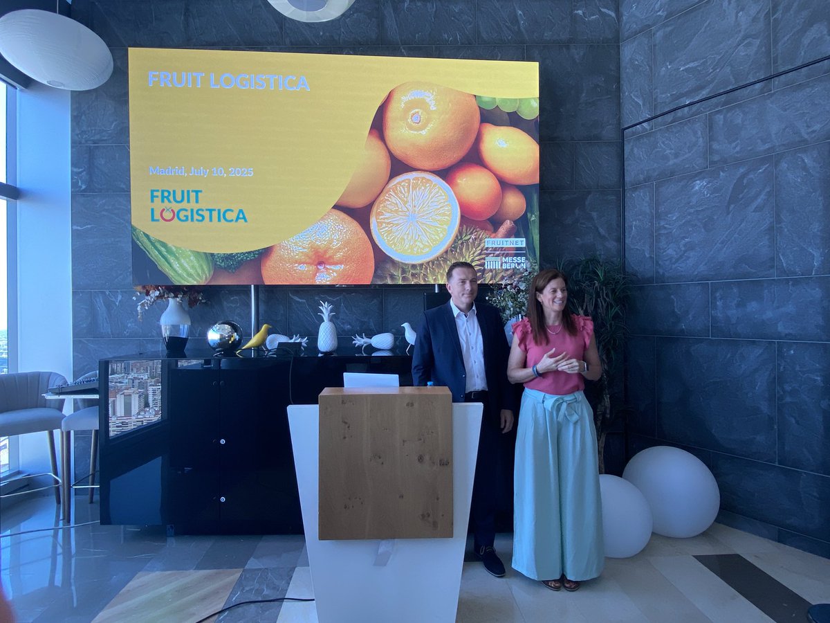 valenciafruits's tweet photo. Hoy estamos en #Madrid para conocer de primera mano las #novedades de @FRUITLOGISTICA 2026 y repasando los datos de 2025 de la mano de su director, #AlexanderStein, y la directora para España, @SilviaDeJuanes. https://t.co/fcC3t9z5Wt
