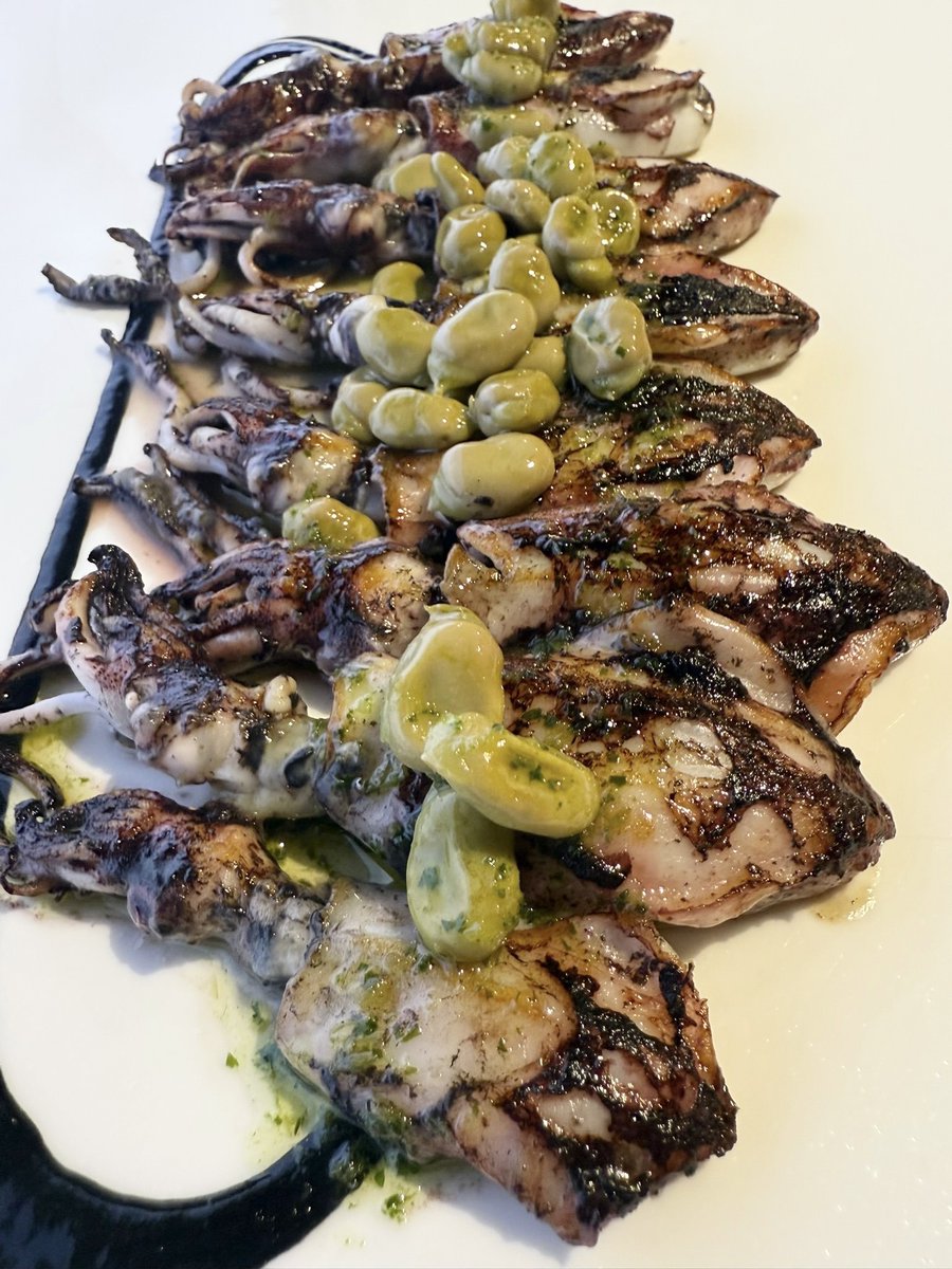 aragon_58's tweet photo. 🦑 Calamarcitos de Ría Gallega en su tinta con habitas tiernas. https://t.co/ZJSdjcSXyY
