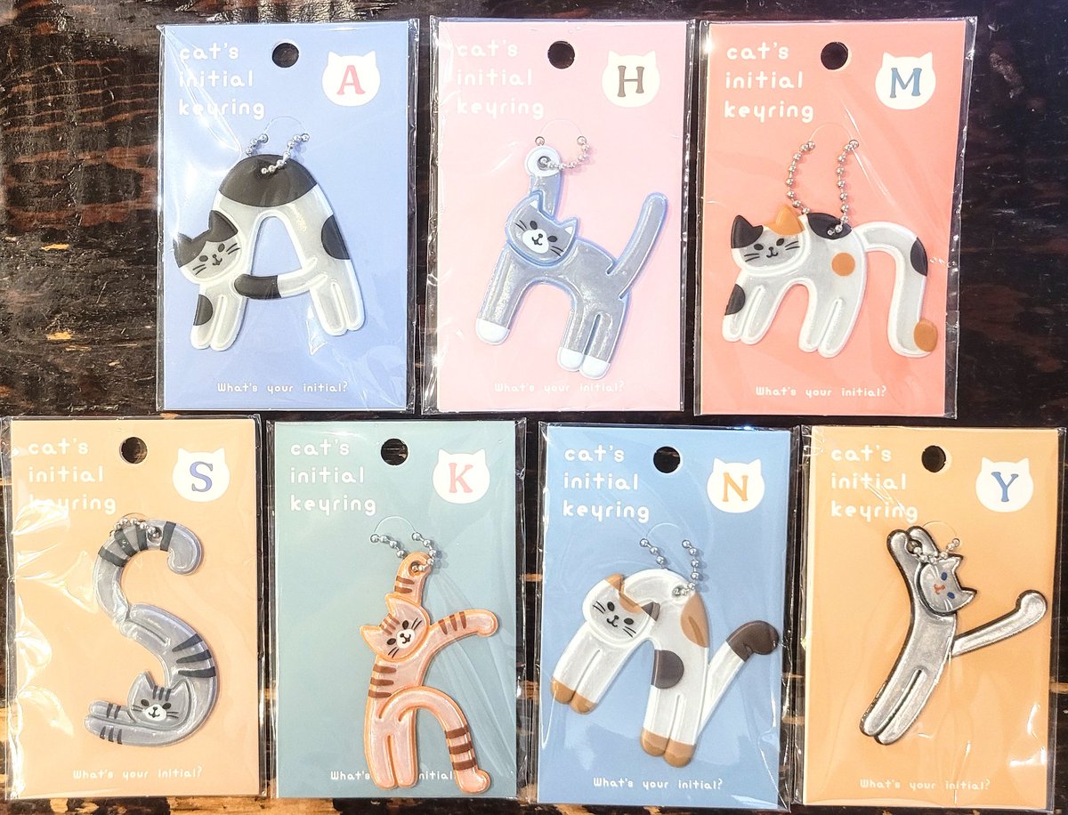 イニシャルのキーホルダーでペアりたいけど彼氏が嫌がってうんと言わない。そんな時はコレ。言われなければスルーする程さり気ないにゃんこイニシャルキーホルダー。アクロバティックなポーズでアルファベットを表現。しかもリフレクターなので夜道も安心。猫キーホルダーとしてそっと渡しましょう。