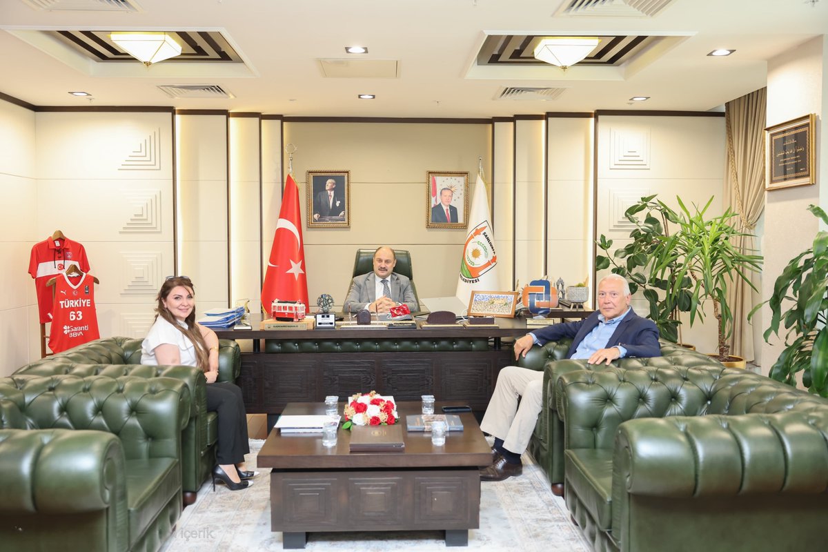 46. ve 47. Hükûmette Bayındırlık ve İskan Bakanı olarak görev yapan Cengiz Altınkaya, Şanlıurfa Büyükşehir Belediye Başkanımız Mehmet Kasım Gülpınar'ı ziyaret ettiler.

Nazik ziyaretlerinden dolayı kendilerine teşekkür ederiz.