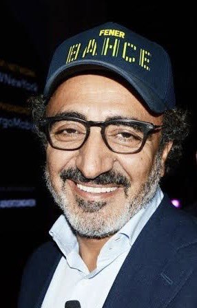 Fenerbahçe, Chobani işbirliğiyle stat isim sponsorluğu konusunda muhtemelen Türkiye rekoru kıracak.

Chobani'nin sahibi, Fenerbahçeli iş insanı Hamdi Ulukaya.

Erzincanlı iş insanı, Birleşik Devletler'in en büyük yoğurt markasının sahibi.