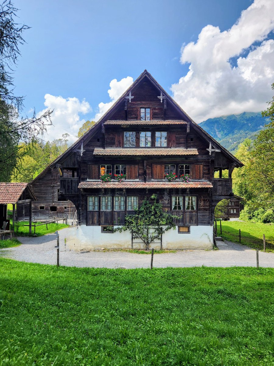 HikingSchweiz's tweet image. Had an interesting walk exploring the Ballenberg open-air historical museum near Brienz, Switzerland. They've collected dozens of historical Swiss homes and buildings from around the country and reassembled them in a beautiful mountainside park. 🇨🇭