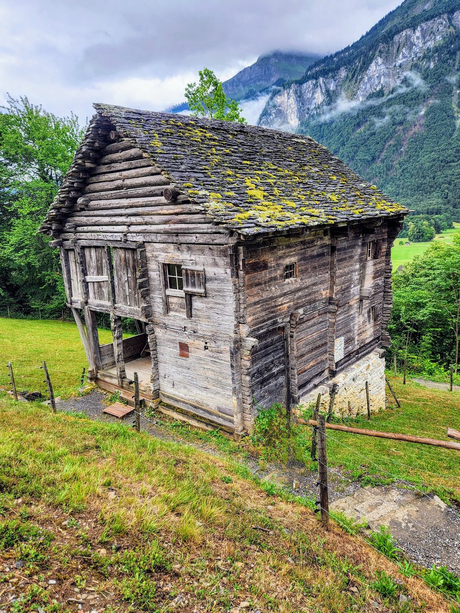 HikingSchweiz's tweet image. Had an interesting walk exploring the Ballenberg open-air historical museum near Brienz, Switzerland. They've collected dozens of historical Swiss homes and buildings from around the country and reassembled them in a beautiful mountainside park. 🇨🇭