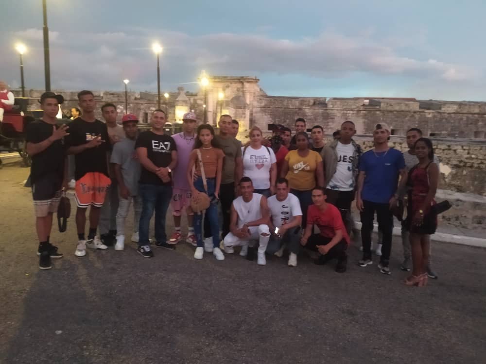 🪖| Noche del Cañonazo en la Fortaleza Morro Cabaña con jóvenes Tanquistas.🇨🇺

💥Como parte de las actividades enmarcadas en el Verano #SiempreJoven y en homenaje a los aniversarios 61 de la creación de la UJC en las FAR y 72 del Asalto al Cuartel Moncada.

#FARCuba