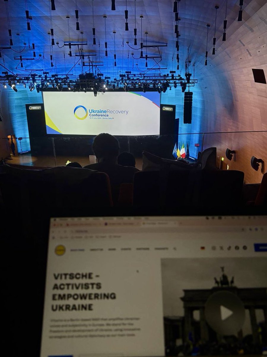 VitscheBerlin's tweet image. Wir freuen uns, an der #URC2025 teilzunehmen. Für uns als Zivilgesellschaft ist es essenziell, aktuelle Herausforderungen zu verstehen, Lösungen zu finden und Lücken zu benennen, auf die wir Einfluss nehmen können.
🇺🇦🤝 5.000+ Teilnehmende, 100 Delegationen, 30+ Organisationen.