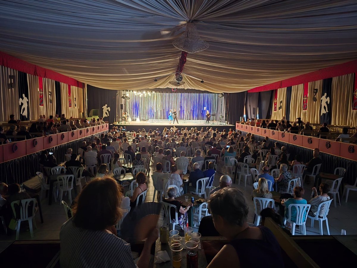 AJSantRamon's tweet image. “Una Nit de Swing” Espectacle musical de la Coral Sant Ramon 🎶😍
✅ Amb l’assistència a l’espectacle de diferents representants a l’Ajuntament mostra així el compromís de l’Ajuntament amb la cultura i dona suport a les entitats per fer activitats.
📲santramon.ddl.net