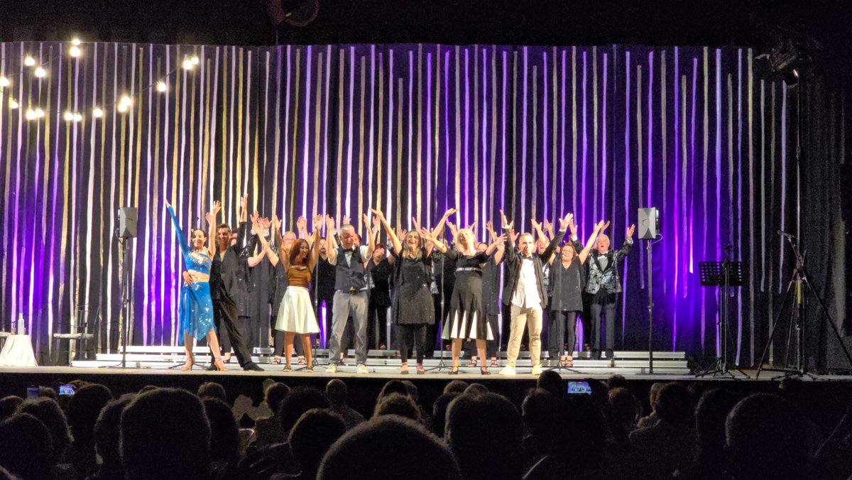 AJSantRamon's tweet image. “Una Nit de Swing” Espectacle musical de la Coral Sant Ramon 🎶😍
✅ Amb l’assistència a l’espectacle de diferents representants a l’Ajuntament mostra així el compromís de l’Ajuntament amb la cultura i dona suport a les entitats per fer activitats.
📲santramon.ddl.net