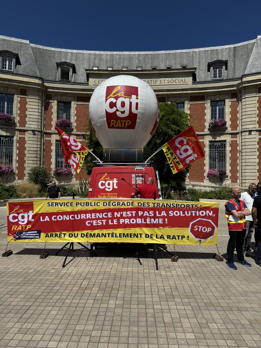 PoleEcolo_IDF's tweet image. Les élu·es de gauche et écologistes sont rassemblé·es aux côtés de @CgtRatp pour s’opposer à la privatisation du service public des transports