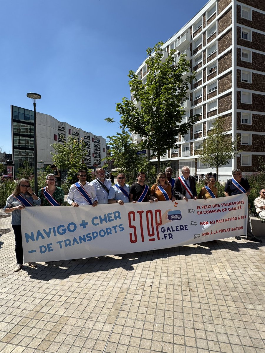 PoleEcolo_IDF's tweet image. Les élu·es de gauche et écologistes sont rassemblé·es aux côtés de @CgtRatp pour s’opposer à la privatisation du service public des transports