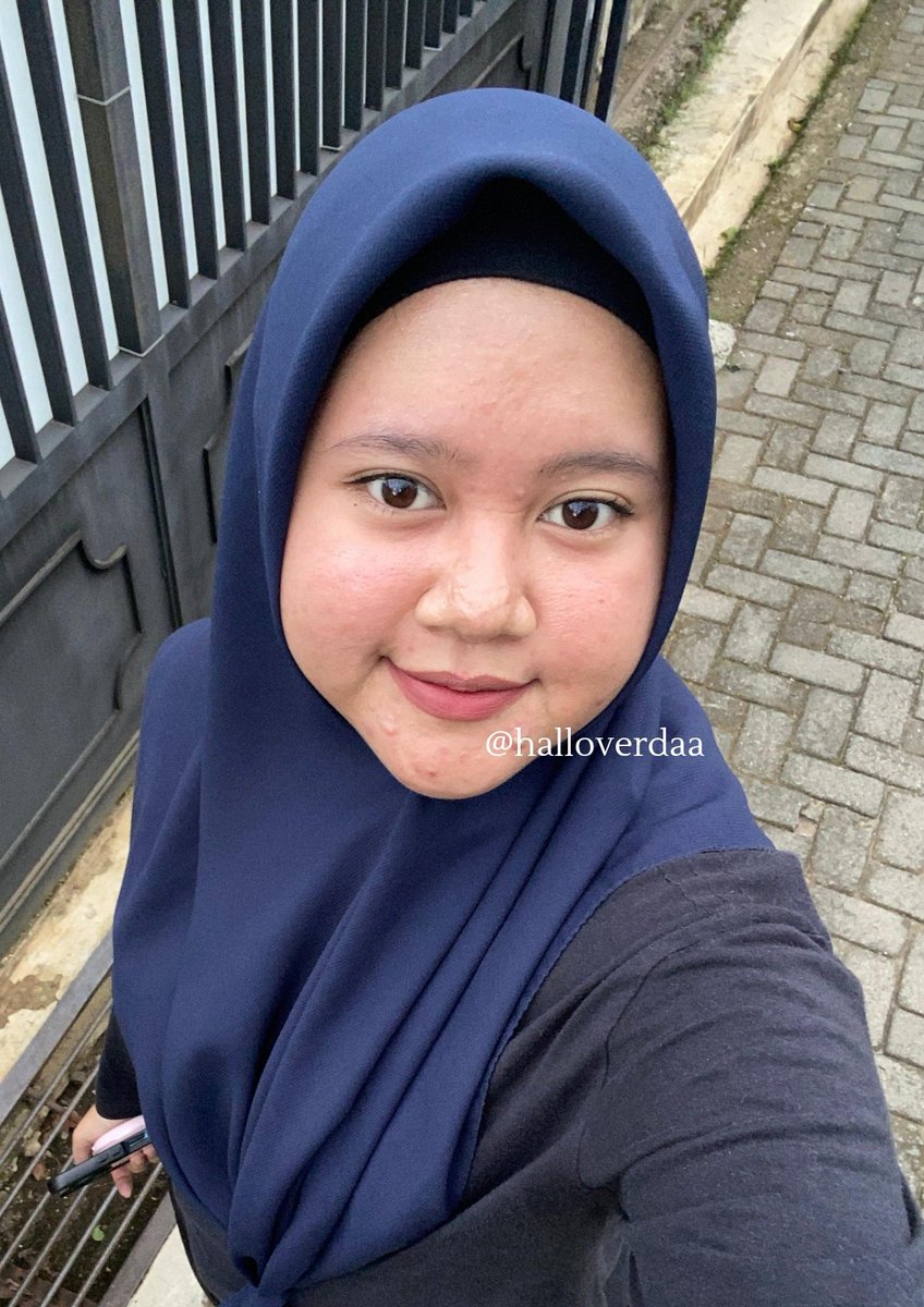 Aku happy bgt sama kulitku sekarang.. CERAH✨✨✨

kalian harus tau efek GONG dari serum glass-c 12% vit. C somethinc ini.. PLISS I BEG, CEK BEFORE AFTER KU 👇🏼👇🏼