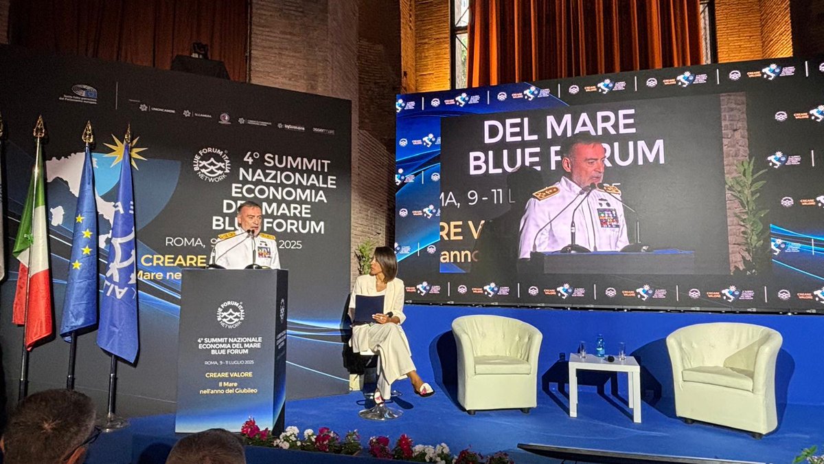 ItalianNavy's tweet image. Per un paese marittimo come l’Italia è essenziale che tutti noi - tutto il cluster marittimo - continuiamo a lavorare insieme.
La #Difesa con la #MarinaMilitare contribuisce in maniera diretta a creare valore sul mare tutelando le rotte commerciali e proteggendo le…
