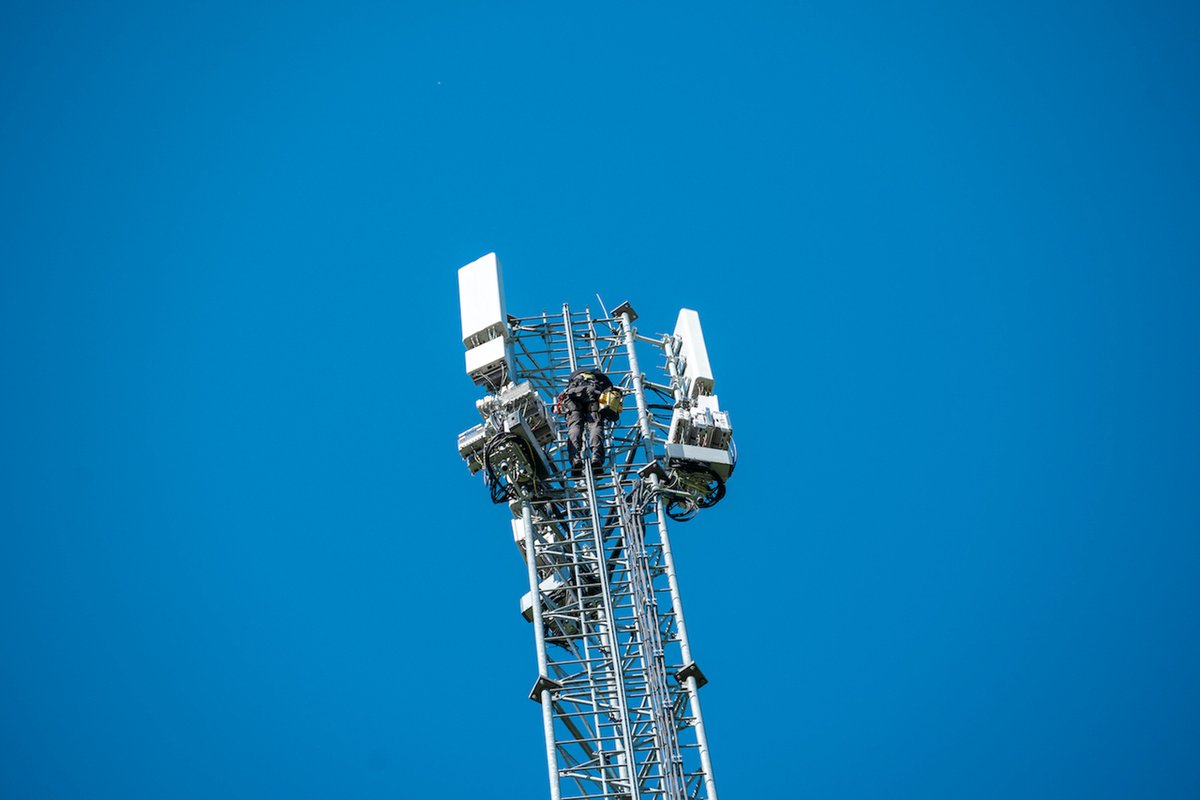 Novērojami traucējumi Tele2 tīklā. Tos izraisījuši iepriekš plānotie darbi. Sakari ir traucēti visā Baltijā, bet Latvijā visvairāk skarti klienti Kurzemē, Zemgalē un Rīgas apkārtnē. Šobrīd aktīvi strādājam, lai traucējumus novērstu pēc iespējas ātrāk - tīkla darbība jau
