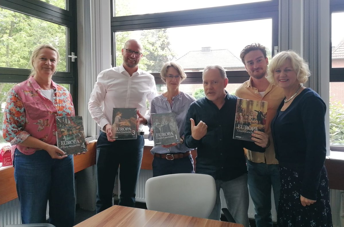 Polnisches Institut Düsseldorf (@plinstitut_dues) on Twitter photo .Kurz vor Sommerferien überreichten Mitarbeiter des <a href="/PLInstitut_Dues/">Polnisches Institut Düsseldorf</a> der Direktion des Gymnasium Thomaeum in Kempen - während des Schulprojekts POLE-POSITION - 4 Bände des 🇩🇪-🇵🇱 Geschichtslehrwerks 🇪🇺 "Europa. Unsere Geschichte". .Kurz vor Sommerferien überreichten Mitarbeiter des <a href="/PLInstitut_Dues/">Polnisches Institut Düsseldorf</a> der Direktion des Gymnasium Thomaeum in Kempen - während des Schulprojekts POLE-POSITION - 4 Bände des 🇩🇪-🇵🇱 Geschichtslehrwerks 🇪🇺 "Europa. Unsere Geschichte".